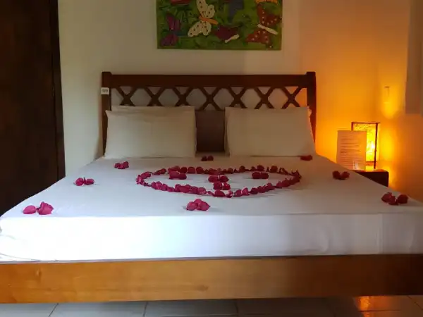 Quarto Com Cama Queen Size e Vista da Piscina